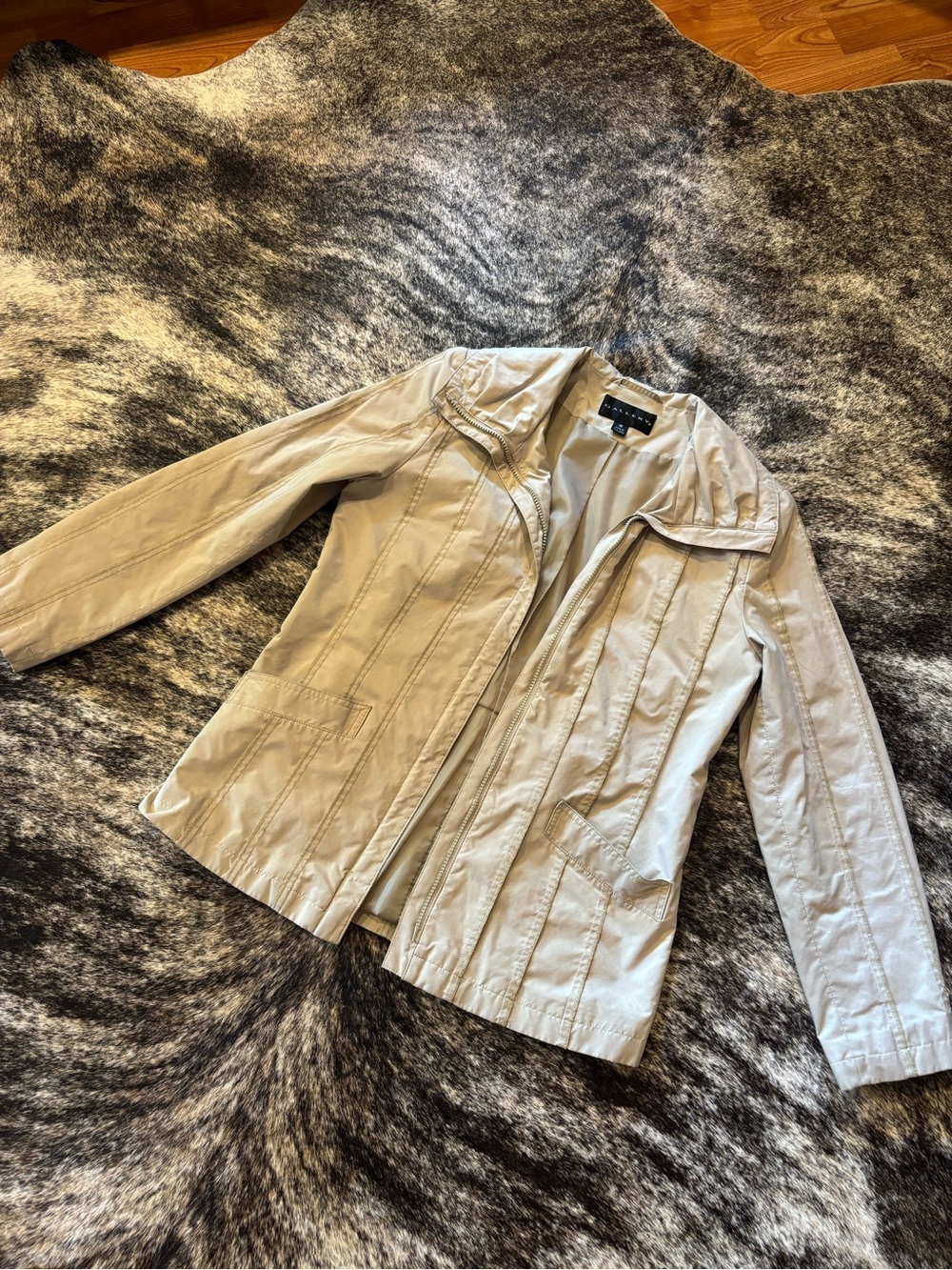 Gallery Women’s Lightweight Tan / Cream Colored Jacket, Size Medium